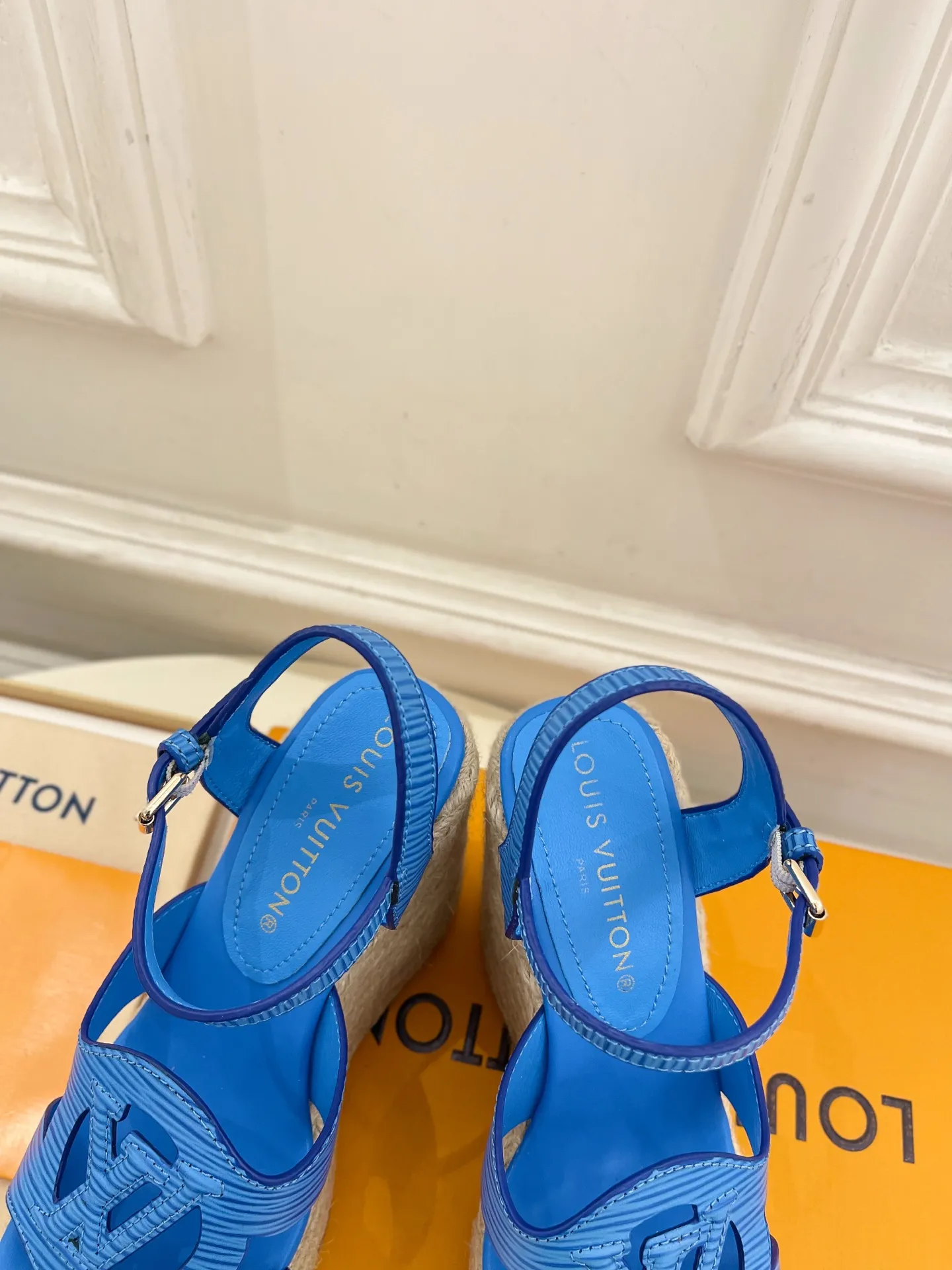 👟👟Ex-factory price 640👟👟 LV | Louis Vuitton 25𝐬𝐬 🧡💚2025 spring and summer new style top version‼ ️The original version is the same. The counter focuses on the latest LV ISOLA hollow hemp rope wedge sandals. New hard goods. ❥BS purchasing level! Full of high-end feel! A popular model among bloggers at home and abroad, it’s retro and fashionable and looks amazing on your feet! Mainly recommended model on the official website★ ━━━━━ ЅᏇєєt ━━━━━ ▪️Upper: original customized calfskin ▪️Lining: imported sheepskin ▪️Outsole: original molded outsole ▪️Heel height: 12cm, water platform 3.5cm ▪️Shoe size: 35-39 (40, 41 customized)